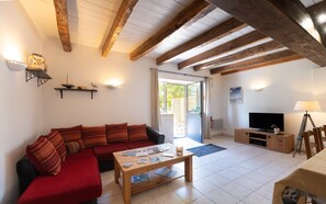 Tv, dvd-spelare och ett bordtennisbord