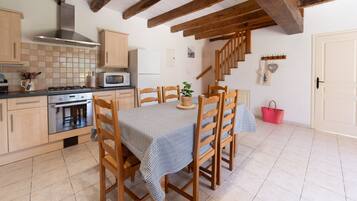 Kylskåp, mikrovågsugn, ugn och spishäll