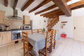 Kylskåp, mikrovågsugn, ugn och spishäll