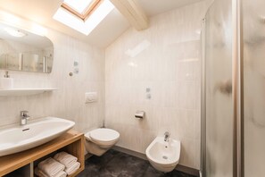 Dusj, hårføner og håndklær