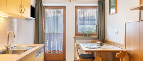 Réfrigérateur, four, plaque de cuisson, lave-vaisselle