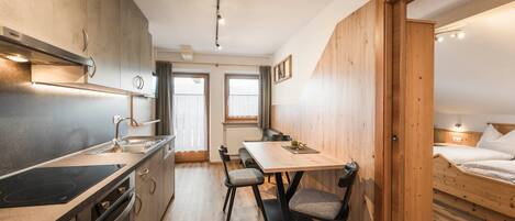 Kylskåp, ugn, spishäll och diskmaskin