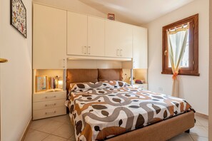 1 bedroom, bed sheets