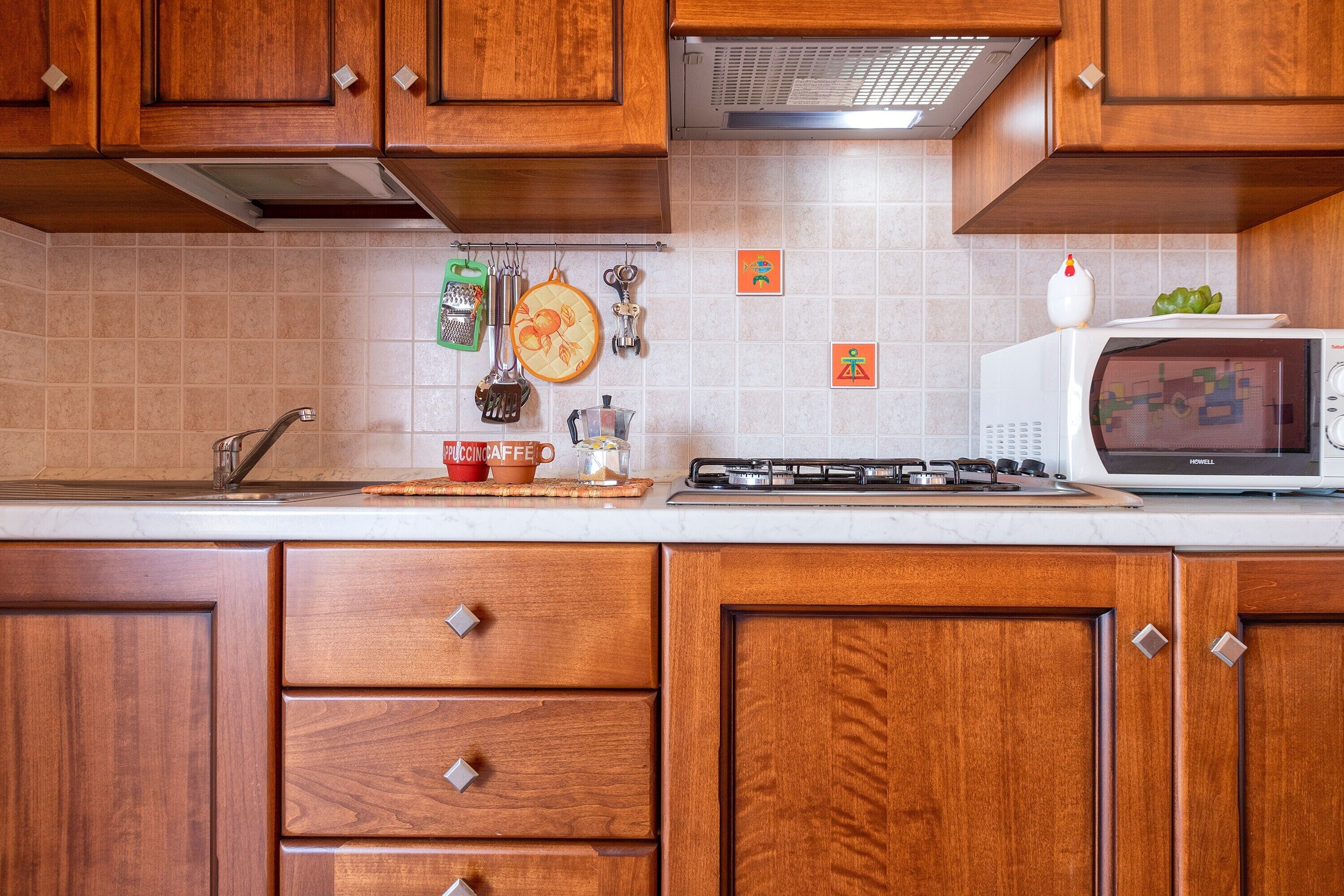 Frigorifero, microonde, piano cottura, macchina per tè/caffè