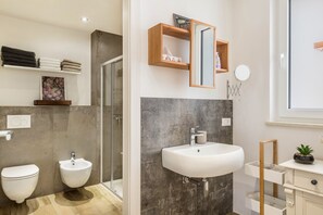Shower, hair dryer, towels - Apartment 'Ai Colli garden relax apartment' with Private Terrace, Private Garden and Wi-Fi (Costermano)