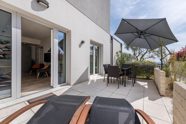 تناول الطعام بالخارج