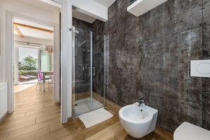 Ducha, artículos de tocador gratuitos, secador de pelo, toallas