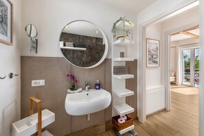 Dusche, kostenlose Toilettenartikel, Haartrockner, Handtücher