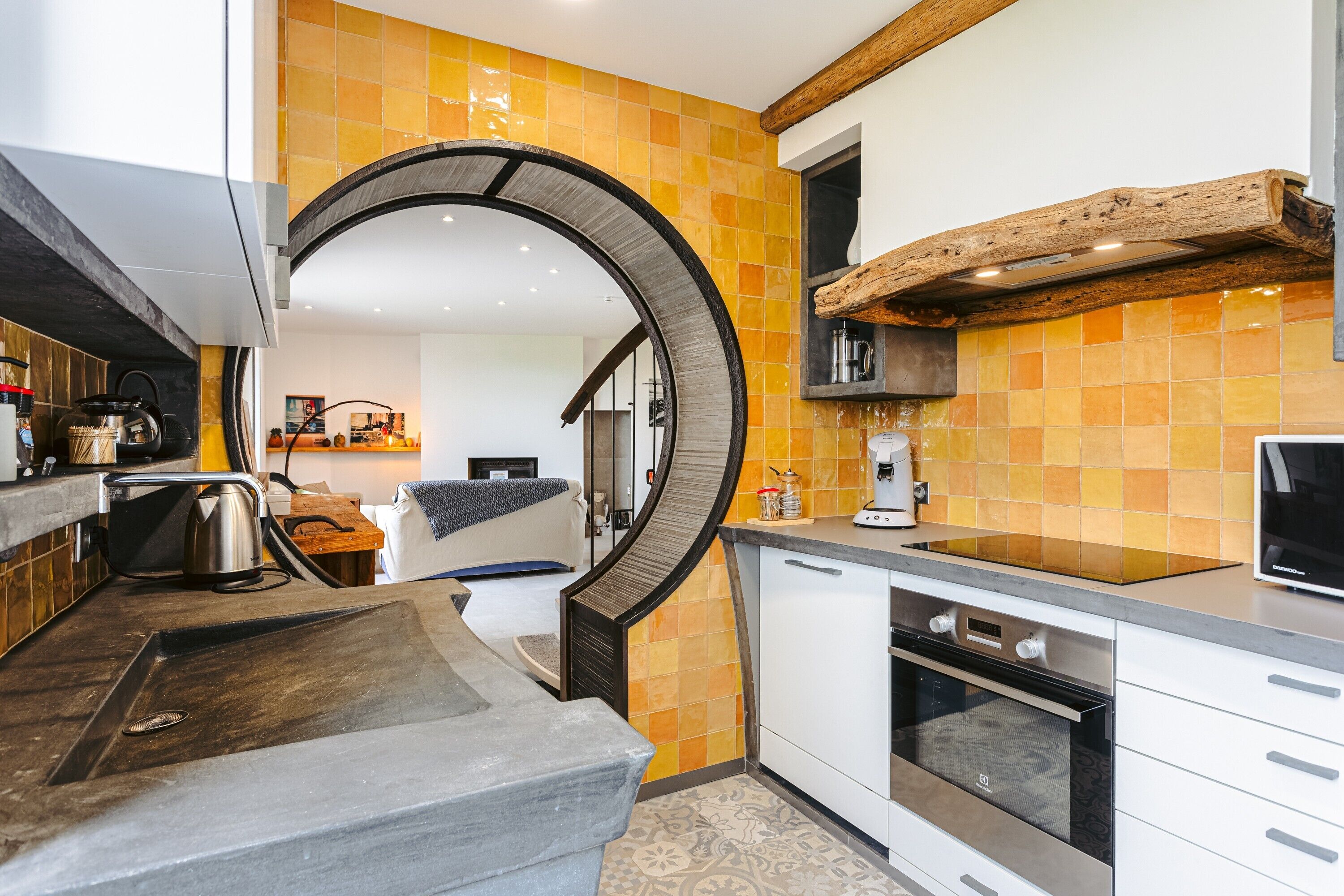 Réfrigérateur, four à micro-ondes, un four, surface de cuisson