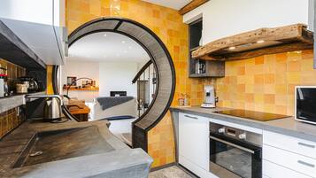 Réfrigérateur, four à micro-ondes, un four, surface de cuisson