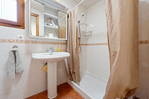 Douche, sèche-cheveux, serviettes fournies