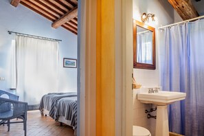 Douche, sèche-cheveux, serviettes fournies