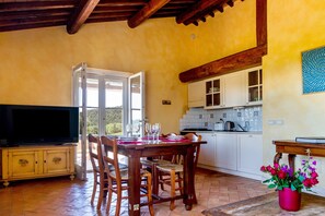 Dining - Apartment 'Casa Rose' with Sea View, Wi-Fi and Air Conditioning (Orbetello)