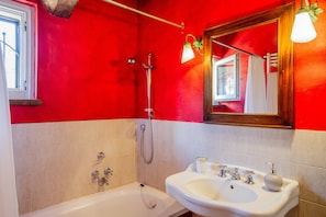Dusche, Haartrockner, HandtĂŒcher