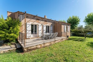 Outdoor dining - Holiday Home “Villa De Maithe” with Private Terrace, Wi-Fi and Air Conditioning (Sernhac)