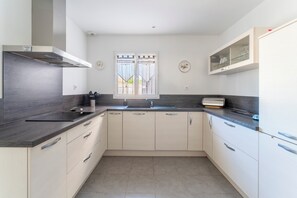 Fridge, microwave, oven, stovetop - Holiday Home “Villa De Maithe” with Private Terrace, Wi-Fi and Air Conditioning (Sernhac)