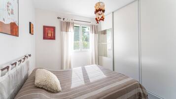 3 slaapkamers, een strijkplank/strijkijzer, gratis wifi, beddengoed