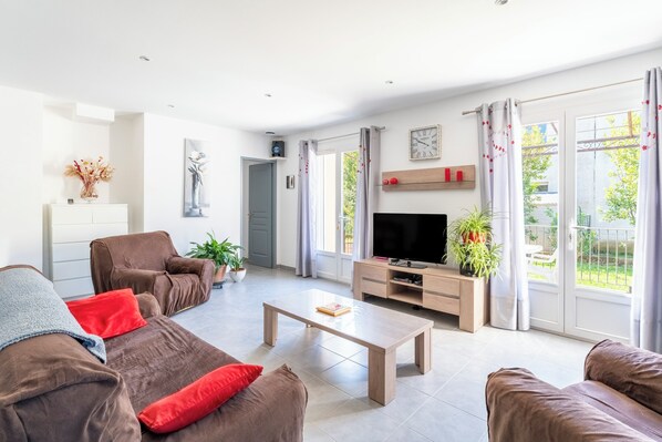 TV - Holiday Home “Villa De Maithe” with Private Terrace, Wi-Fi and Air Conditioning (Sernhac)