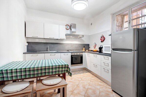 Kühlschrank, Mikrowelle, Ofen, Herdplatte