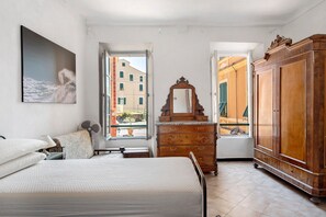 2 bedrooms, bed sheets