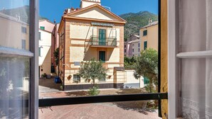 Ein Gebäude mit Balkon, Treppe und Blick auf die Umgebung.