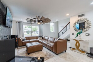 Smart TV, chimenea, videojuegos, libros