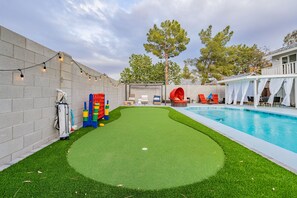 Outdoor pool, a heated pool - Resort setting in Chandler Home with Free Heated Pool /Spa /Game Room /Mini Golf (Chandler)