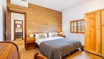 3 bedrooms, iron/ironing board, free WiFi, bed sheets