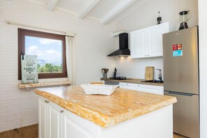 Fridge, microwave, oven, stovetop - Holiday Home 'Sa Caseta Biniali' with Private Terrace, Pool and Air Conditioning (Illes Balears)