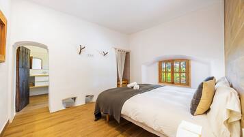 3 slaapkamers, een strijkplank/strijkijzer, gratis wifi, beddengoed