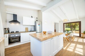 Fridge, microwave, oven, stovetop - Holiday Home 'Sa Caseta Biniali' with Private Terrace, Pool and Air Conditioning (Illes Balears)