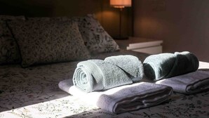 A bed with rolled towels and a lamp in the background. - Costa Arenal Apartment with Sea View, Premium Pool and Close to the Beach (Arenal d'en Castell)