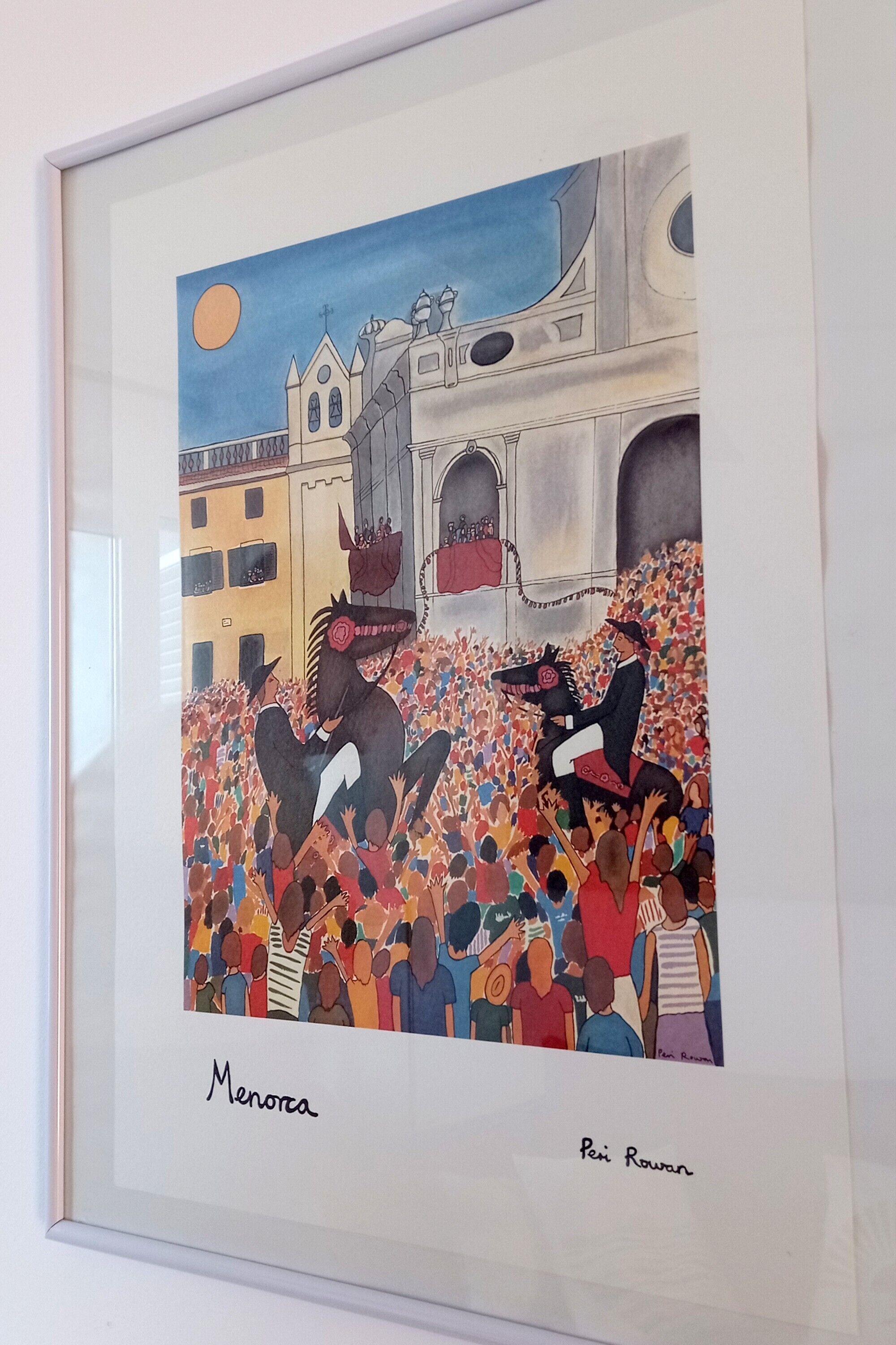 Ein gerahmtes Kunstwerk, das eine belebte Szene mit Reiter und Pferd zeigt, mit dem Titel 'Menorca' von Peri Rowan.
