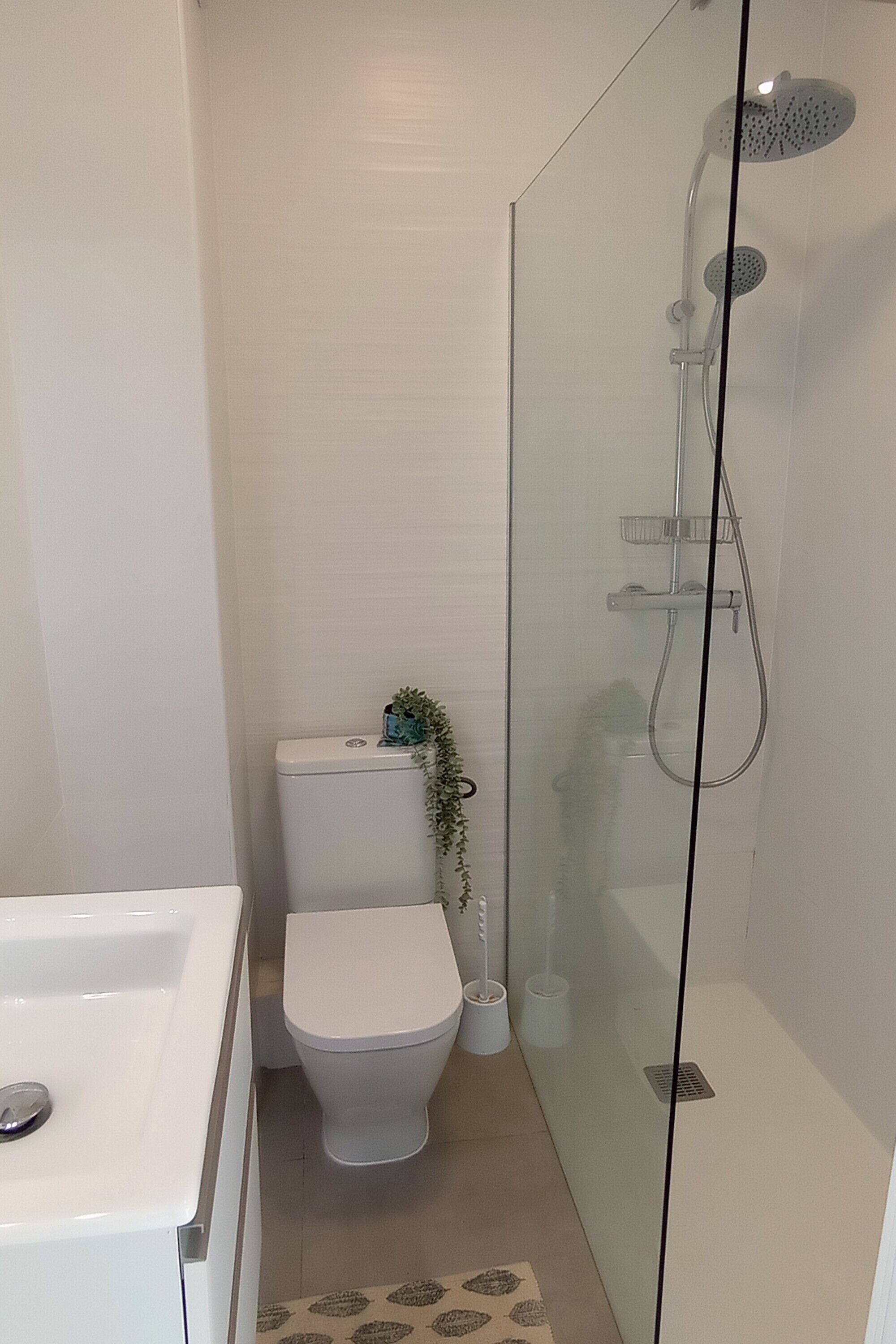 Douche, sèche-cheveux, serviettes fournies