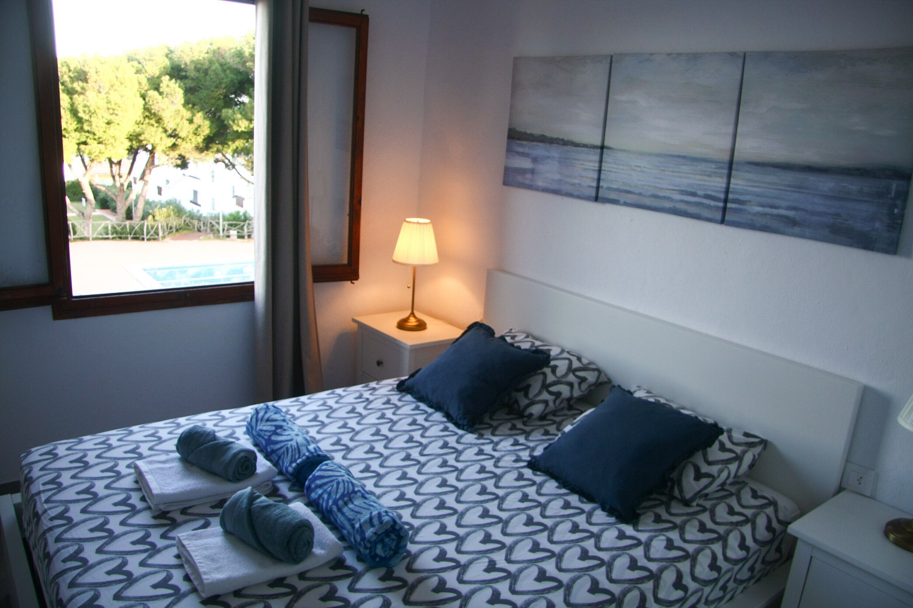 1 dormitorio, tabla de planchar con plancha, ropa de cama