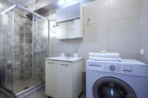 Douche, sèche-cheveux, serviettes fournies