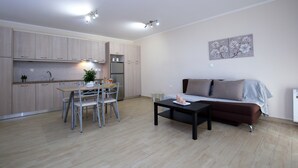 A modern apartment with a kitchenette, dining area, and living space. - Apartment 'Neapolis' with Private Terrace, Wi-Fi and Air Conditioning (?e???da)