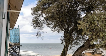 Appartement 'Pieds Dans L'eau à Plage Des Dames' avec vue sur la mer, terrasse privée et Wi-Fi
