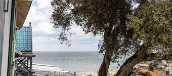 Apartment 'Pieds Dans L'eau À Plage Des Dames' with Sea View, Private Terrace and Wi-Fi