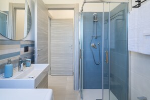 Regadera, secadora de cabello, toallas 