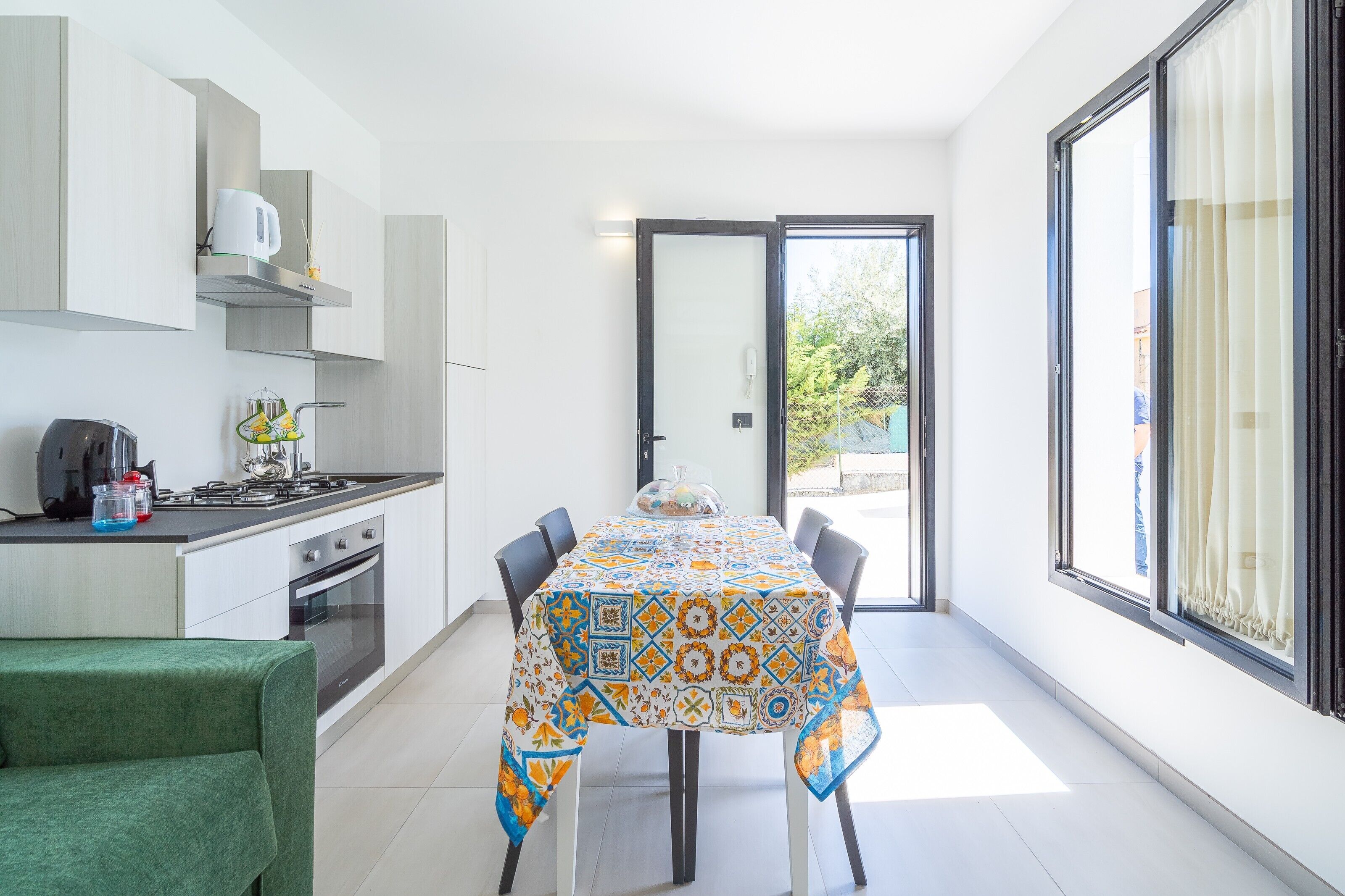 Fridge, oven, stovetop, coffee/tea maker