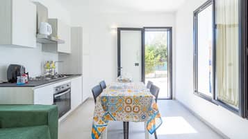 Fridge, oven, stovetop, coffee/tea maker