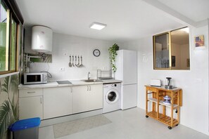 Fridge, microwave, stovetop, coffee/tea maker