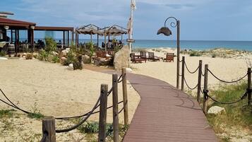 Una spiaggia nelle vicinanze