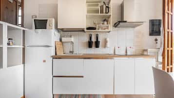 Frigorifero, microonde, piano cottura, lavastoviglie