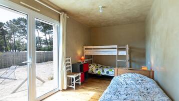 3 bedrooms, iron/ironing board, free WiFi, bed sheets