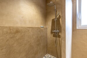 Ducha, secador de pelo, toallas