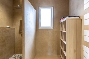 Shower, hair dryer, towels