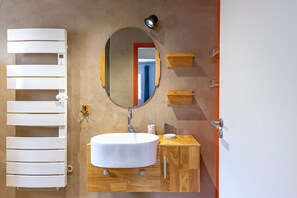 Suihku, hiustenkuivaaja, pyyhkeet