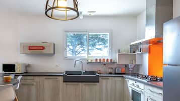 Réfrigérateur, micro-ondes, four, plaque de cuisson